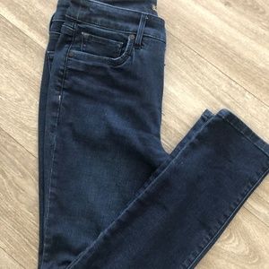 TOMMY BAHAMA GREAT LOOKING JEANS SIZE 4